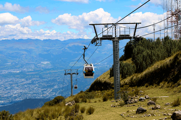 Con un recorrido de 18 minutos, contemplarás la ciudad de Quito en las cabinas del Telefériqo, llegando a la base en la que podrás realizar diversas actividades.